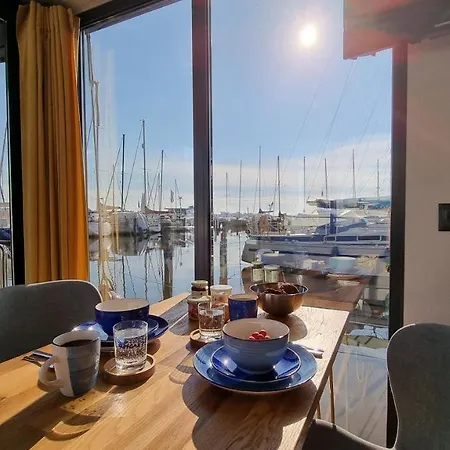 Botel Hausboot Hilja