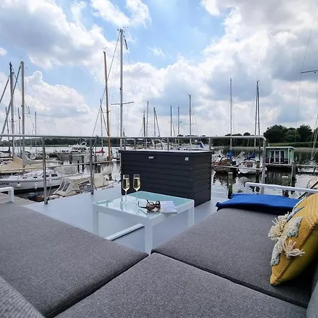 Botel Hausboot Hilja Šlesvik