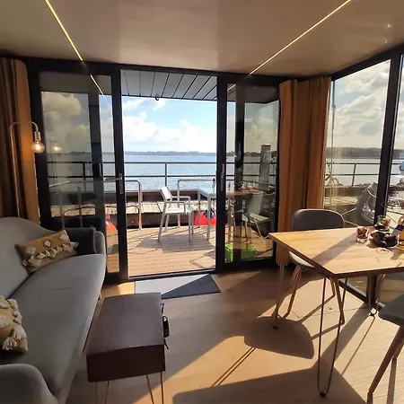 Hausboot Hilja Botel *