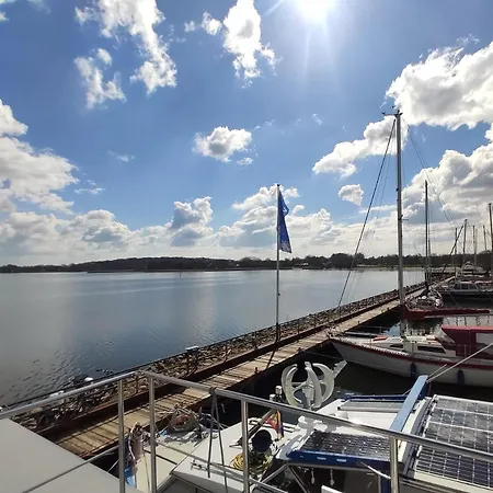 Hausboot Hilja * Schleswig