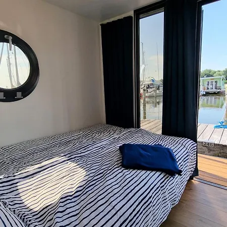 Hausboot Hilja * Schleswig