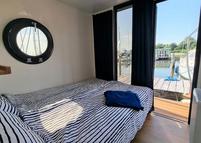 Hausboot Hilja * Schleswig